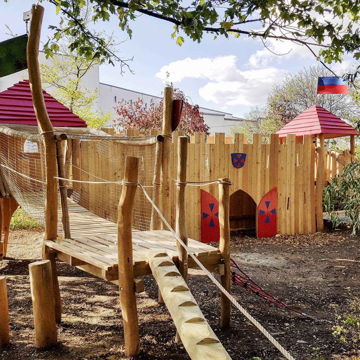 Ritterburg handgemacht aus Holz